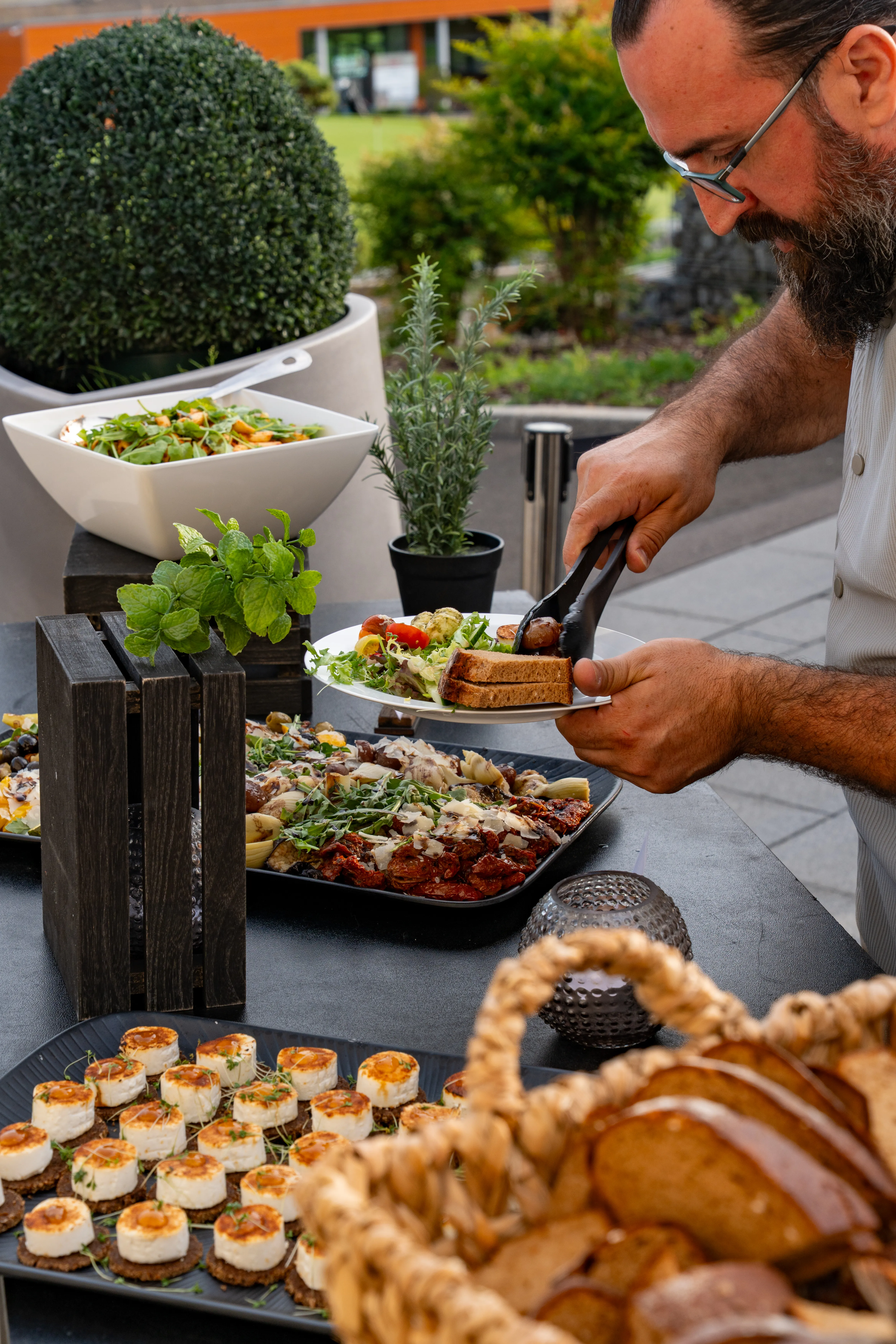 vielfältige Buffetts bei Catering in Köln Mann bedient sich am vielfältigen Buffett