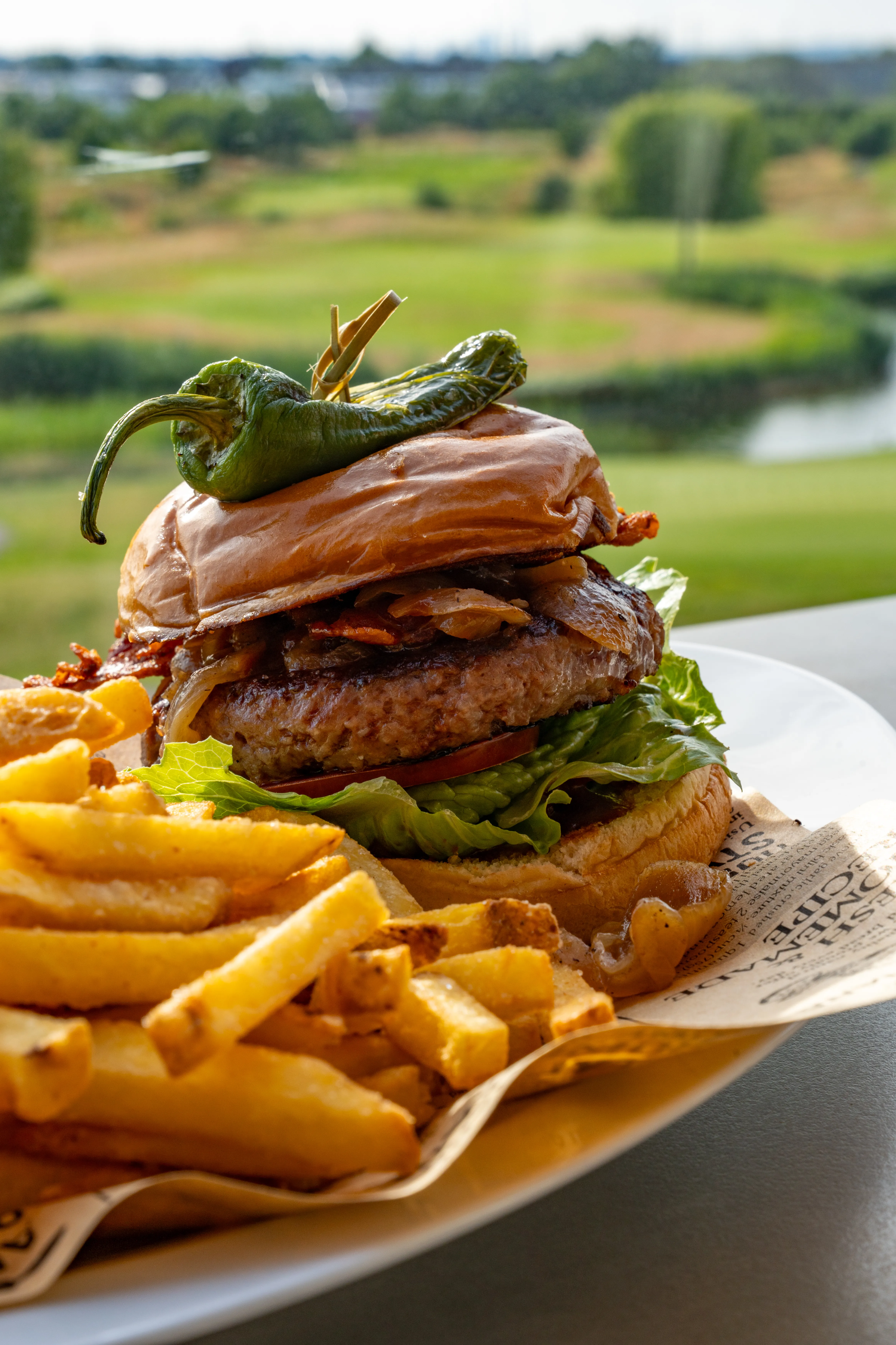 Burger mit Pommes - Goldjunge Catering Saftiger Burger mit Pommes beim Catering