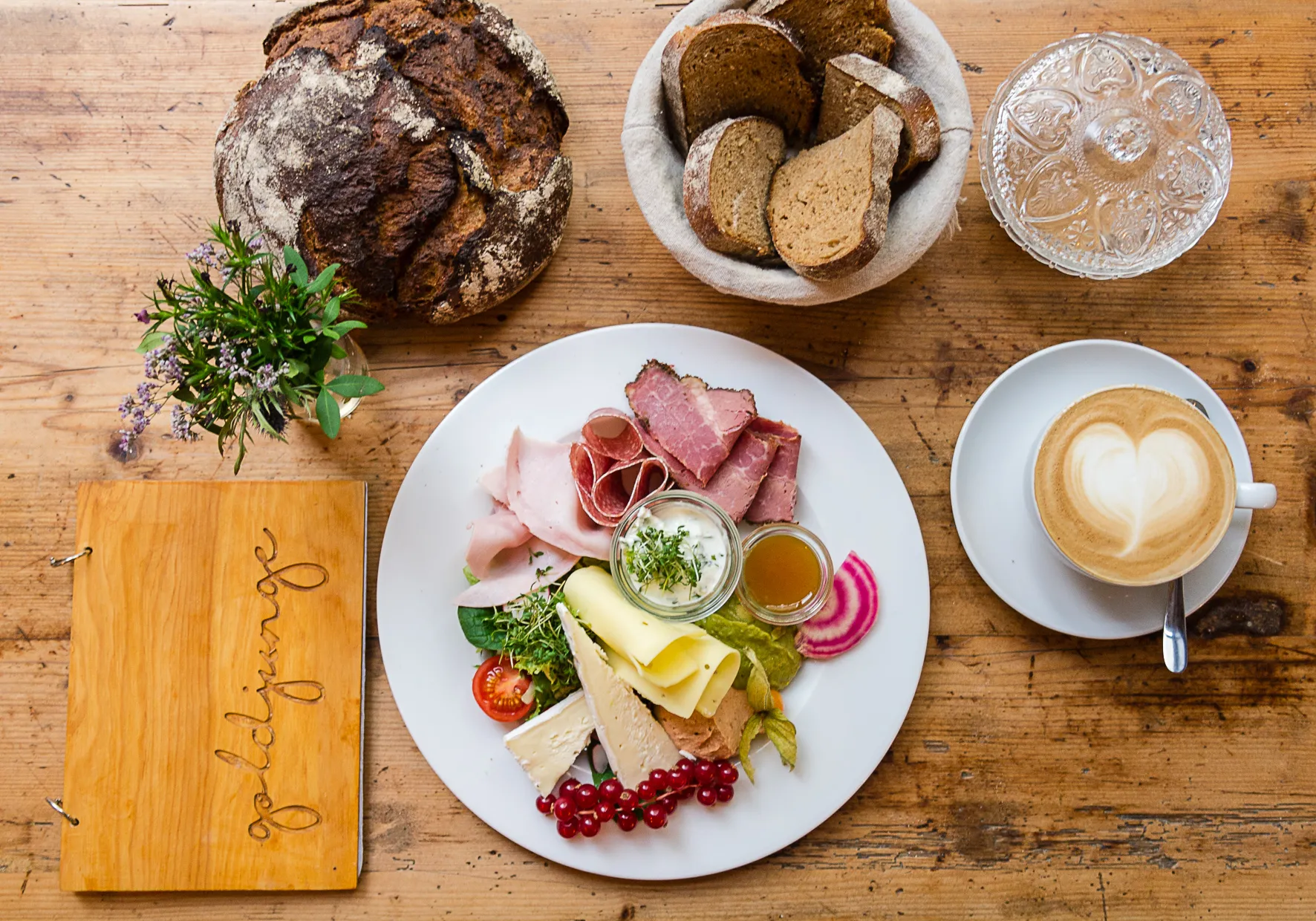 Gedeckter Tisch im Café Gedeckter Tisch im Café