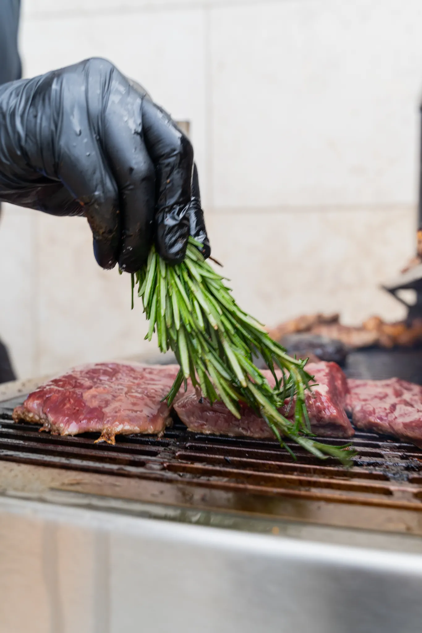 besonders BBQ mit Goldjunge Catering Köln Grillgut auf einem Grill - Catering in Köln