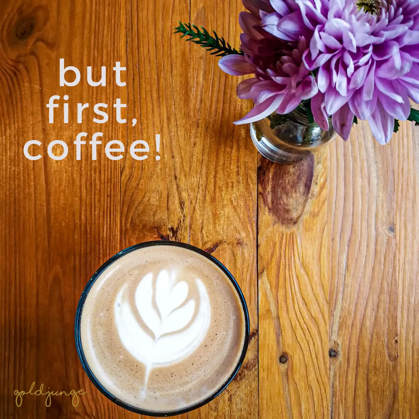 Café Köln mit kreativer Vielfalt kreativ verzierter Kaffee auf Holztisch mit Blumen