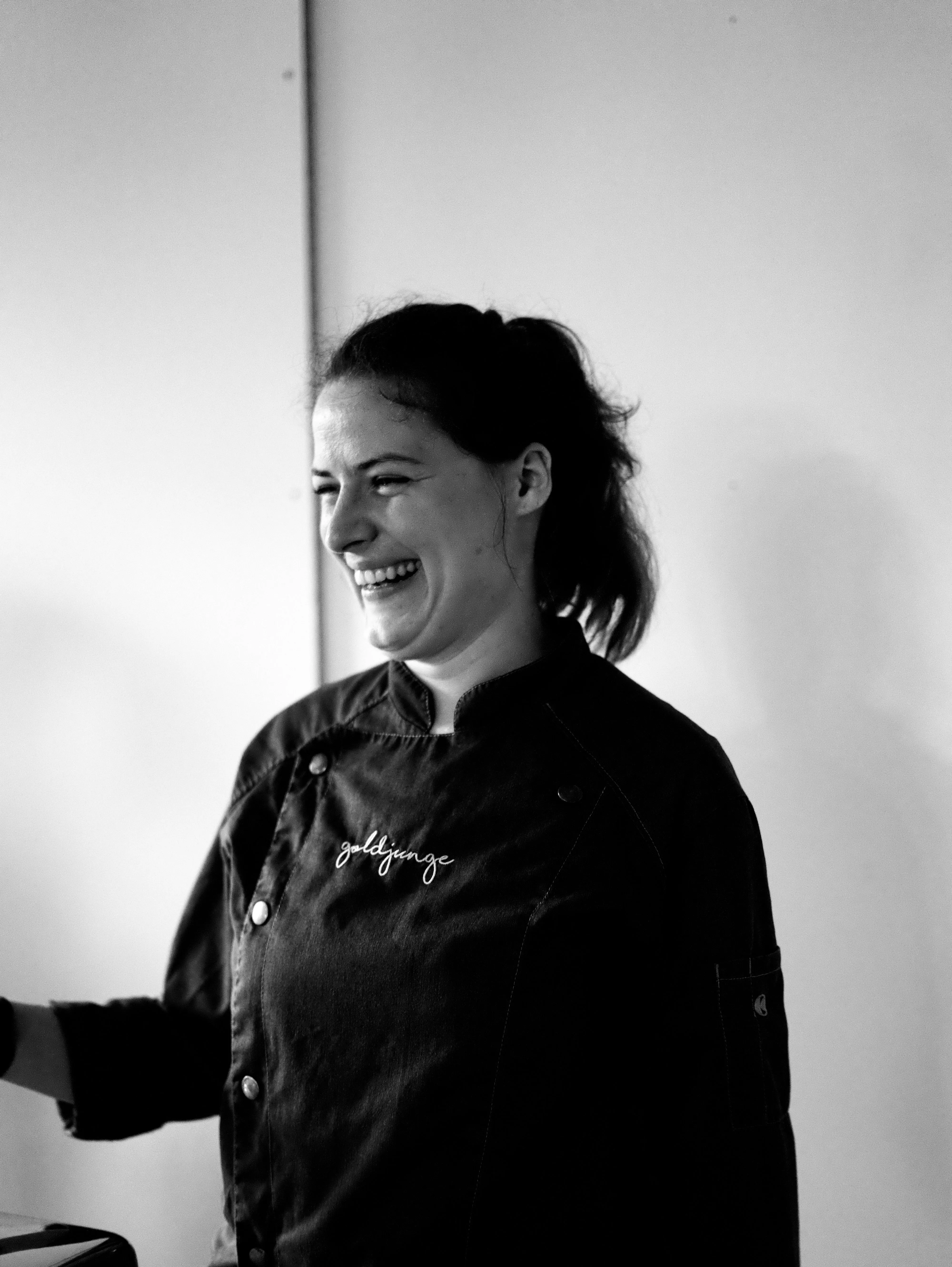 Unterstützung bei jedem Event durch Café Goldjunge Zufriedene lachende Angestellte von Café Goldjunge e